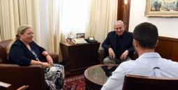 نتنياهو لدى استقباله السفيرة في الأردن وحارس السفارة.jpg