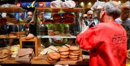 صورة لتاجر يبيع الخبز والكعك.jpg