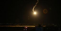قنابل إنارة في بحر غزة