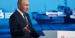 بوتين يتحدث أمام منتدى الشرق الاقتصادي في مدينة فلاديفوستوك.webp