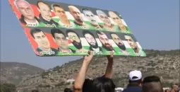 لوحة يرفعها فلسطيني خلال تظاهرة لدعم الأسرى.webp