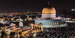 صلاة التراويح في المسجد الأقصى قرب قبة الصخرة