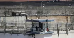 برج مراقبة لجيش الاحتلال على سجن عوفر.webp