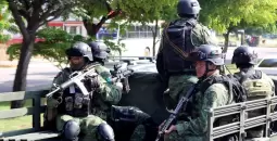 وحدة خاصة من الجيش المكسيكي تقوم بدورية بعد اشتباك مسلح مع إحدى عصابات المخدرات.webp