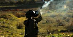 جندي إسرائيلي يطلق قنابل غاز.jpg