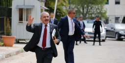 رئيس الوزراء محمد اشتية خلال توجهه لمقر الحكومة في رام الله مشيًا على الأقدام.png