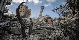 مواطن غزي يقف على ركام منزله بعد تدميره من قبل طائرات الاحتلال في عدوان مايو 2021.jpg