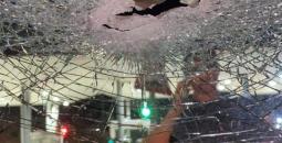 تضرر مركبة إسرائيلية جرّاء رشقها بالحجارة غرب رام الله.jpg
