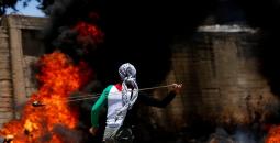 شاب فلسطيني يرشق جيش الاحتلال بالحجارة في الضفة.jpeg