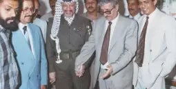 عبد العزيز المقالح (الثاني من اليمين) رفقة الرئيس الفلسطيني الراحل ياسر عرفات.webp