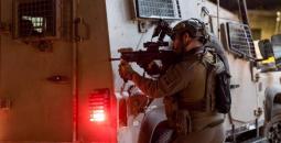 صورة تعبيرية - جندي إسرائيلي يطلق النار تجاه فلسطينيين.jpg