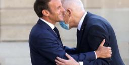 خلال لقاء الرئيس التونسي قيس سعيد (يمين) ونظيره الفرنسي إيمانويل ماكرون.jpg