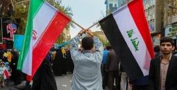 إيراني يرفع علمي العراق وإيران.jpg