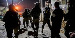 الاحتلال يعتقل فلسطينيا خلال ساعات الليل