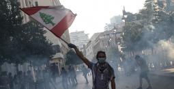 لبناني يرفع علم بلاده في فعالية احتجاجية على الأوضاع في لبنان.jpg