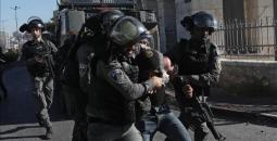 اعتقال شاب فلسطيني والاعتداء عليه