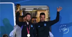 ميسي يرفع كأس العالم على أرض بلاده.
