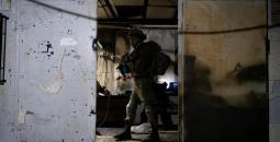 جنود الاحتلال يقتحمون منزلًا بالضفة