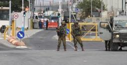 جنود الاحتلال يغلقون أحد الحواجز العسكرية بالضفة.jpg