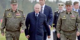الرئيس الروسي فلاديمير بوتين رفقة قادة روس عسكريين.jpeg