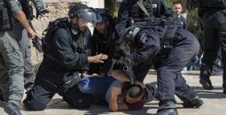 اعتداء شرطة الاحتلال على فلسطيني في  القدس.jpeg