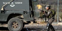 مجندة إسرائيلية تطلق قنابل الغاز السام.jpg