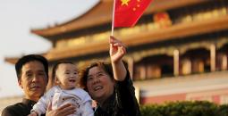 صينيون يرفعون علم بلادهم.jpg