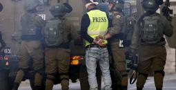 جنود الاحتلال يعتقلون صحفيا فلسطينيا.jpeg