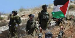 مواطن فلسطيني خلال فعالية سلمية ضد الاستيطان.jpg