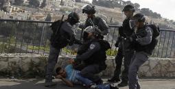 اعتداء جنود الاحتلال على شاب فلسطيني خلال اعتقاله.jpg