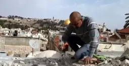 مواطن يهدم منزله في القدس.webp