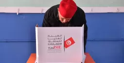 خلال اقتراع مواطن تونسي في الدورة الأولى من الانتخابات التشريعية الأولى.webp