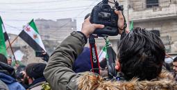 صحفي يغطي تظاهرات سورية.jpg