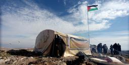 إنشاء خيمة على أنقاض منزل دمره الاحتلال.jpg