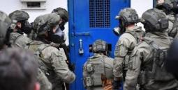 قوات القمع الإسرائيلية تقتحم غرف الأسرى - أرشيفية.jpg