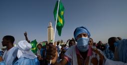 مواطن موريتاني يرفع علم بلاده في تظاهرة محلية.jpg