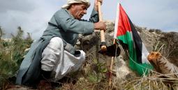 مواطن فلسطيني خلال فعالية لزراعة الزيتون.jpeg