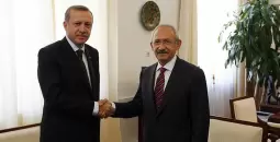 كليتشدار أوغلو (يمين) والرئيس التركي رجب أردوغان (يسار).webp