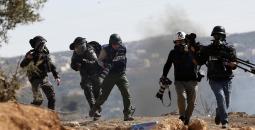 جنود الاحتلال يعتدون على صحفيين بالضفة الغربية.jpg