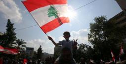طفل لبناني يرفع علم لبنان حلال تظاهرة في بيروت.jpg