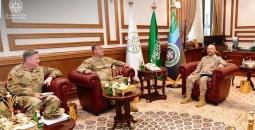 لقاء عسكري رفيع جمع بين رئيس هيئة الأركان العامة للقوات المسلحة السعودية وقائد القيادة المركزية الأمريكية.jpg