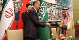 وزيرا الخارجية السعودي (يمين الصورة) والإيران (يسار الصورة) خلال التوقيع على اتفاق في الضين.jpg