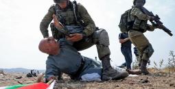 جنود الاحتلال يعتدون على مسن فلسطيني خلال فعالية ضد الاستيطان.jpg