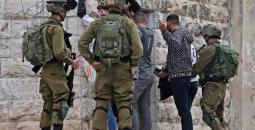 جيش الاحتلال يحتجز شبانًا فلسطينيين.jpg