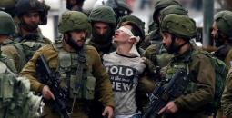 جنود الاحتلال يُحيطون بطفل خلال اعتقاله من الخليل.jpg
