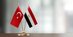 علما مصر (يمين الصورة) وتركيا (يسارًا).png