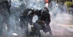 الشرطة الفرنسية تقمع المحتجين.jpg