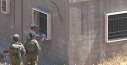 جيش الاحتلال يضع إخطارات على منزل فلسطيني.jpg