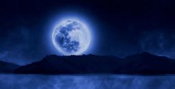 القمر الأزرق العملاق