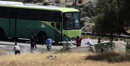 رشق حافلة إسرايئلية بالحجارة.jpeg